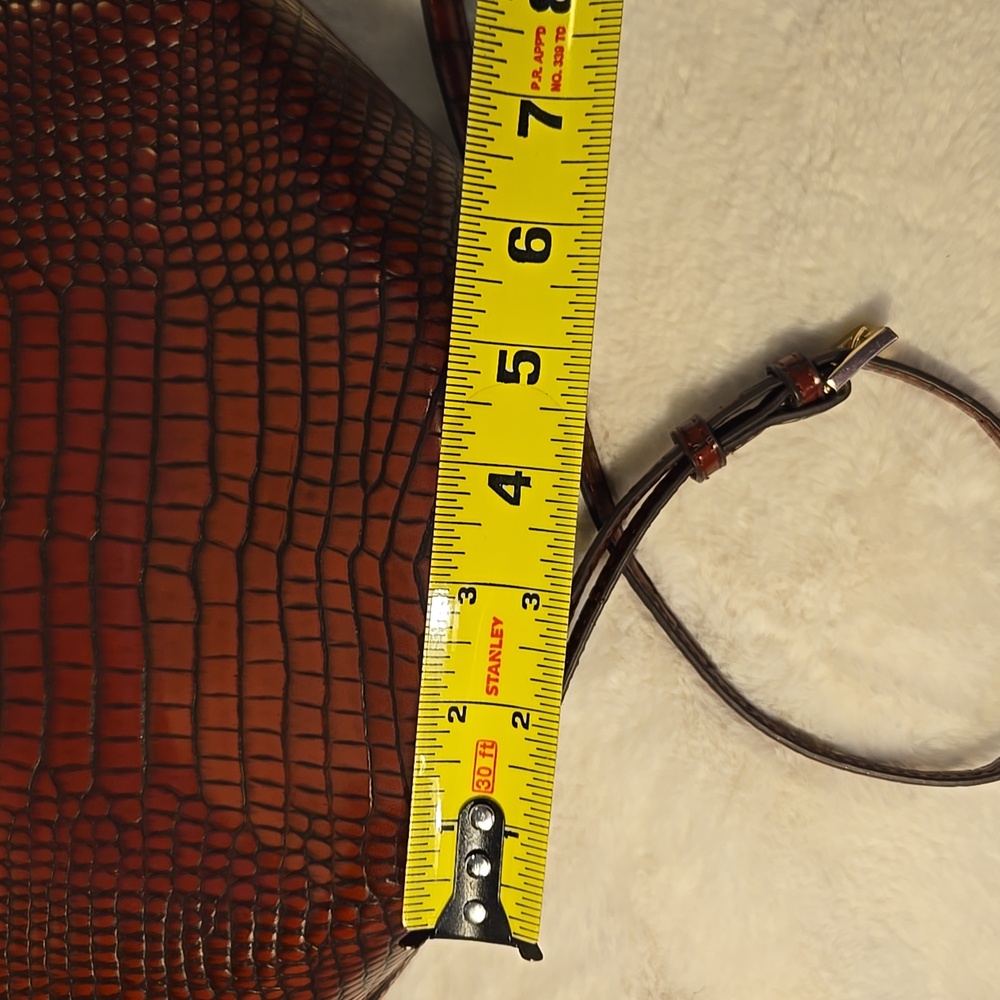 Elegant Cranberry Crocodile-Embossed Shoulder Bag - Picture 3 of 8